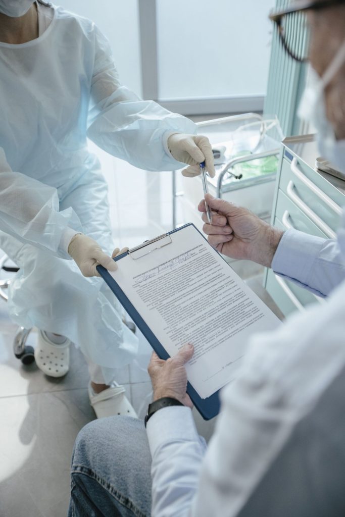 Zorgverlener bespreekt een document met een patiënt