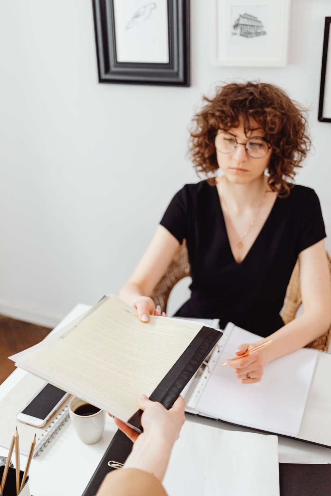 Documenten worden aan een bureau bekeken